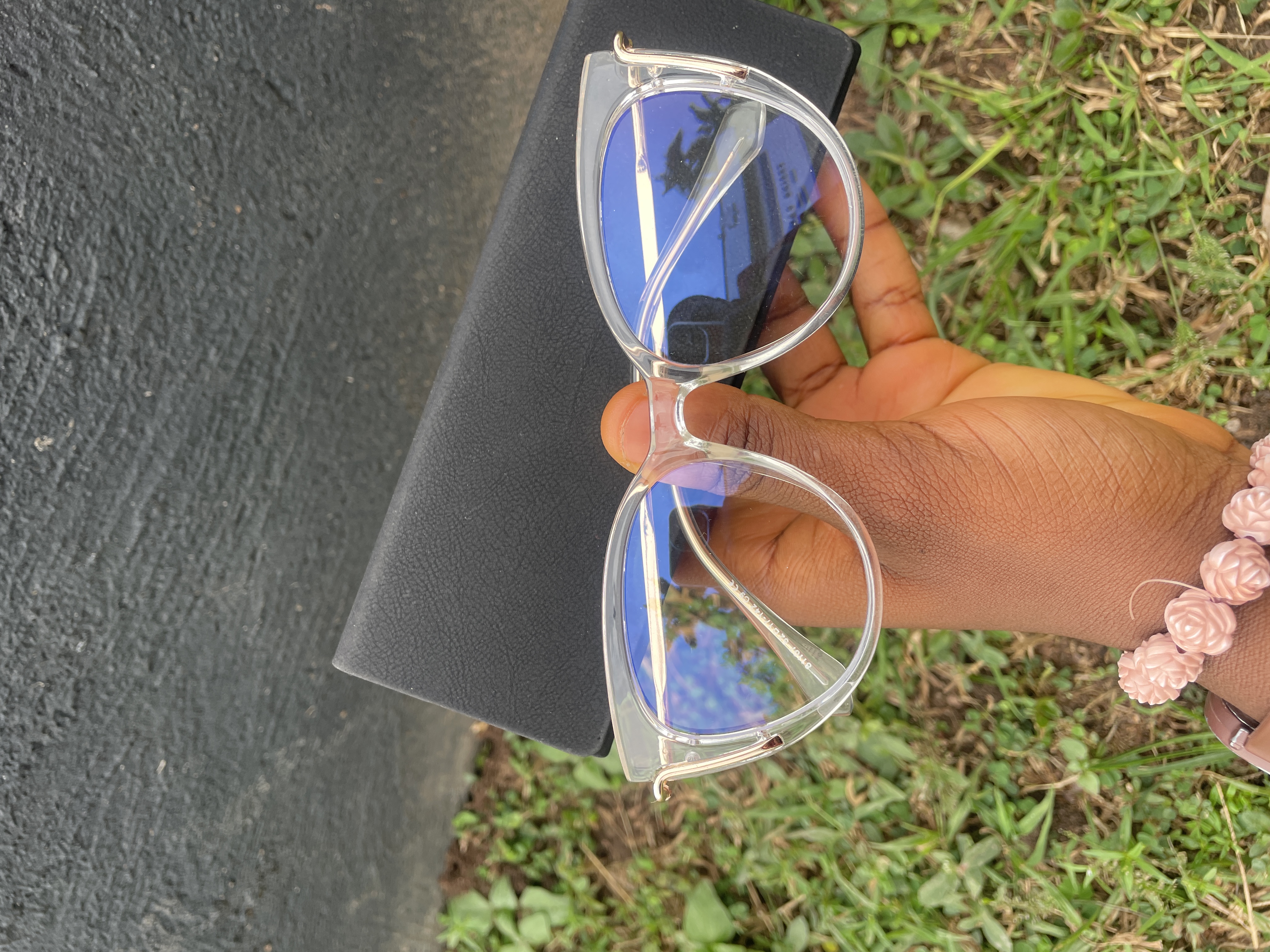 Unique cat-eye design 2