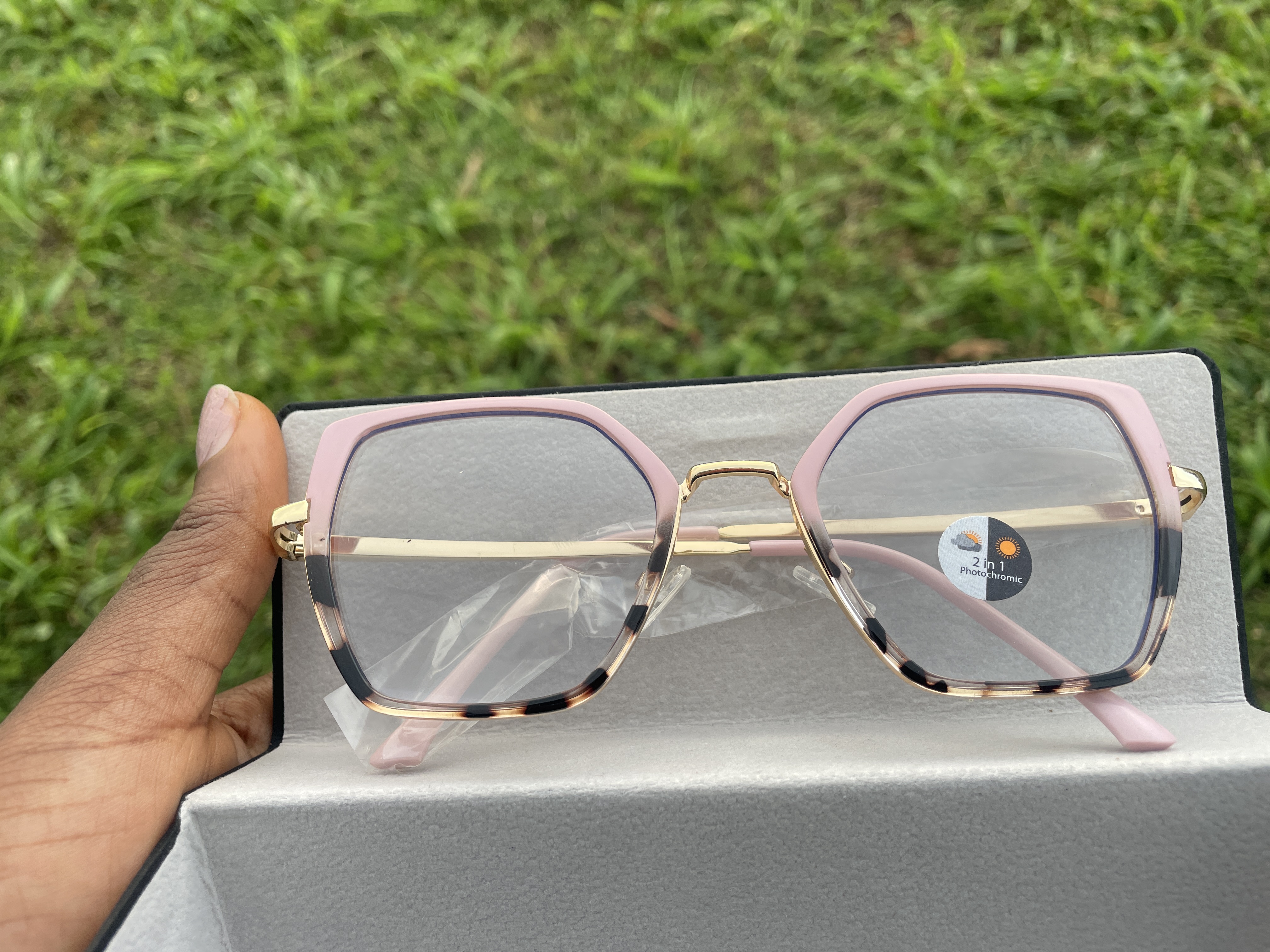 Photochromic glasses