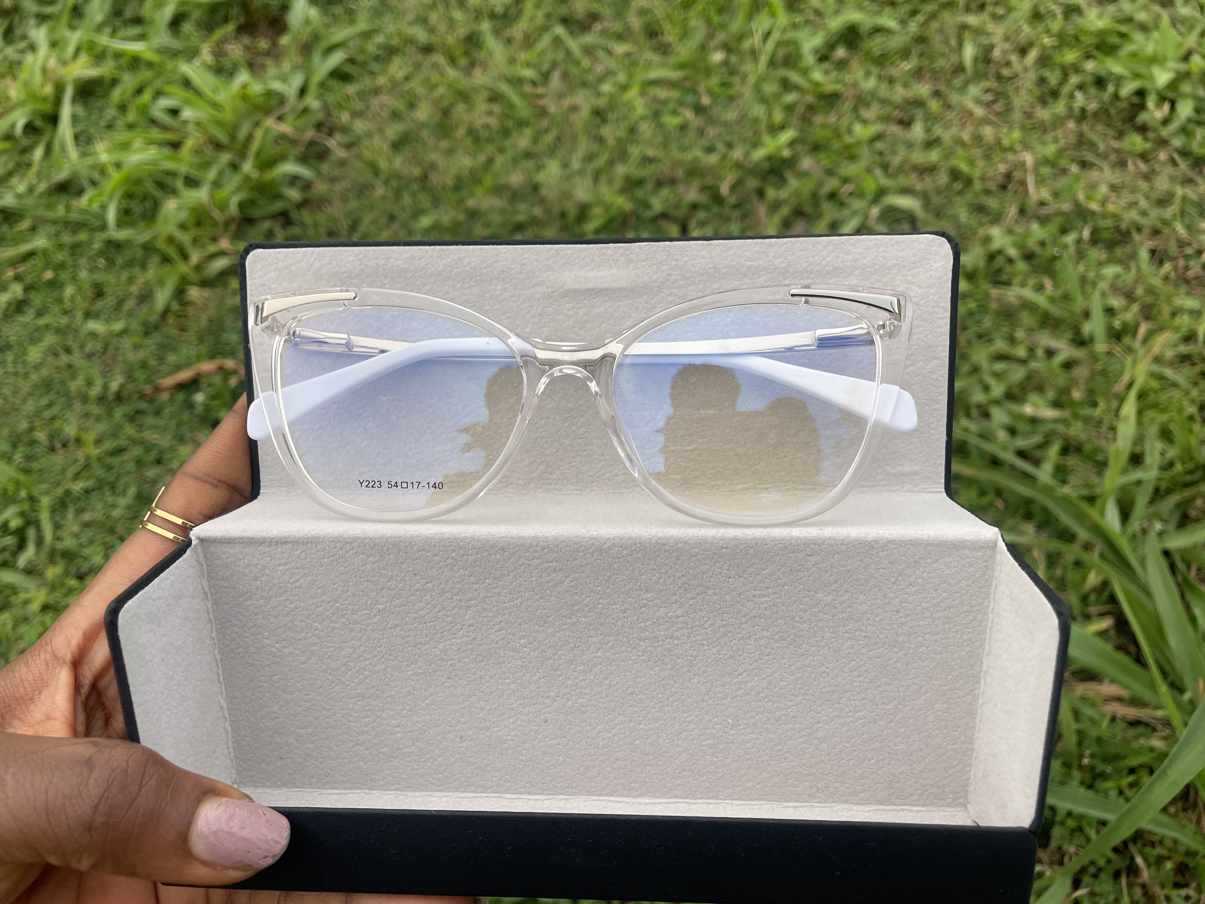 Unique cat-eye design